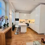 Bright And Cozy In Principe Real Appartement